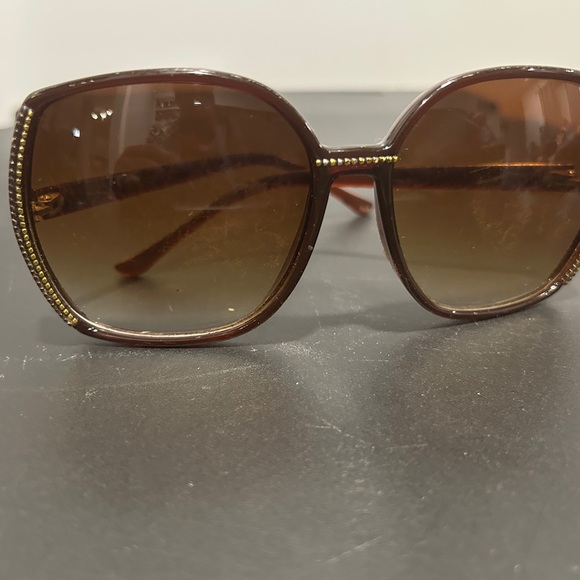 Vintage Oversized Elegant Brown Sunglasses Lens are in good shape arms have ware main image 6
